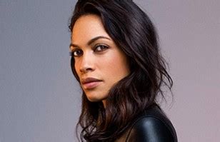 Rosario dawson posa desnuda para celebrar su 40... 